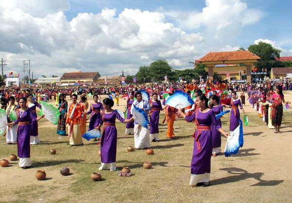 Những điệu múa truyền thống được trình diễn tại lễ hội. Ảnh: Mai Phương