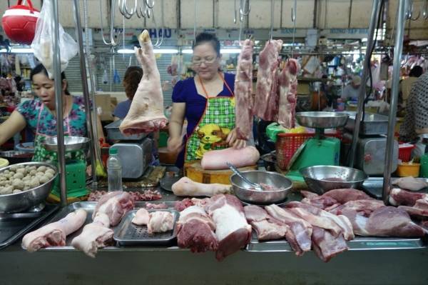Phần lớn người dân Việt Nam đều mua thịt mới trong ngày.