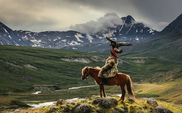 Dãy núi Altai chạy từ Siberia, Nga xuống đến sa mạc Gobi, Mông Cổ là một trong những nơi hoang vắng, có khí hậu khắc nghiệt nhất hành tinh. Những người Kyrgyz và Kazakhs ở đây có truyền thống đi săn cùng đại bàng. Chúng được nuôi và huấn luyện để đồng hành cùng con người đi săn từ 4.000 năm nay ở vùng Trung Á.