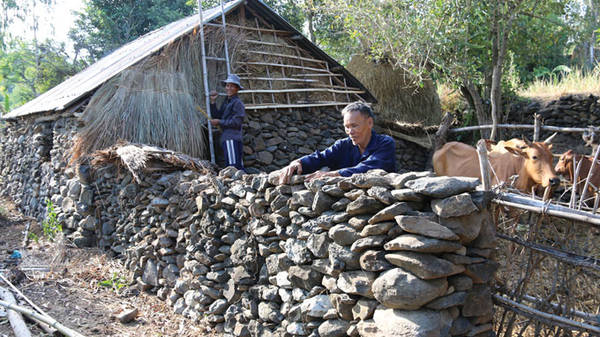 Du lịch Phú Yên - Ông Ngọc Sanh cho biết thói quen xếp đá làm công trình kiến trúc của dân làng Phú Hội và nhiều làng lân cận đã có từ rất lâu