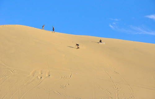 Đến Huacachina, du khách cũng có thể tham gia vào các trò chơi thể thao mạo hiểm như trượt cát, thuê xe địa hình đi trên cát.
