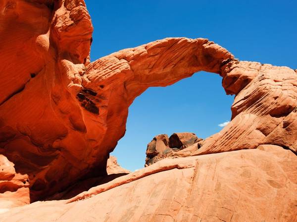 Nevada: Công viên Valley of Fire (Thung lũng lửa) có các núi sa thạch màu đỏ rực dưới ánh mặt trời, hình thành từ 150 triệu năm trước. Du khách có thể đi leo núi, cắm trại ở đây, khám phá những khu rừng tuyệt đẹp hay các tượng đá khắc 3.000 năm tuổi của thổ dân.