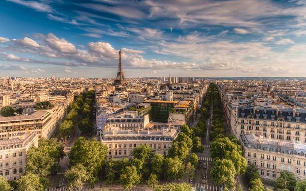 Du khách có thể chiêm ngưỡng Paris từ nóc các tòa nhà cao tầng.