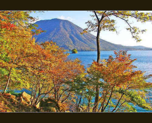 Với bề dày lịch sử văn hoá và phong cảnh tự nhiên tươi đẹp, nổi bật bởi những sắc lá phong thắm đỏ vào mùa thu, Nikko từ lâu đã trở thành địa điểm yêu thích của khách du lịch trong và ngoài nước. 