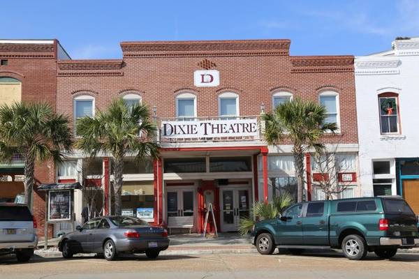 Nhà hát The Dixie Theatre xây dựng từ năm 1912, nơi diễn ra các hoạt động giải trí đa dạng ở Apalachicola - Ảnh: sweetsoutherndays