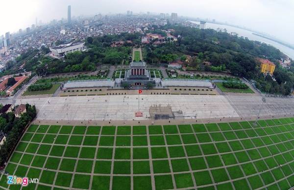Lăng Chủ tịch Hồ Chí Minh được khởi công ngày 2/9/1973 tại vị trí của lễ đài cũ giữa quảng trường Ba Đình - nơi Bác Hồ đọc bản Tuyên ngôn độc lập. Ảnh: Mạnh Thắng.