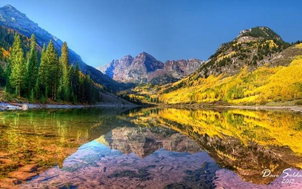 Aspen, Colorado là một thành phố thuộc quận trong tiểu bang Colorado, Hoa Kỳ. Dưới dãy núi Rocky, trong suốt mùa thu, du khách được thỏa thích đạp xe, hoặc đi bộ dọc theo các đỉnh núi, nơi họ sẽ được thưởng thức sự lộng lẫy tự nhiên của rừng cây chuyển sang sắc vàng và đỏ.