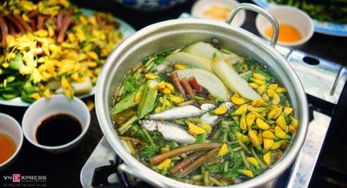 Canh cá linh, cá lóc, bông điên điển cũng là món ăn ngon ở Búng Bình Thiên mùa nước nổi. Ảnh: Nam Chấy.