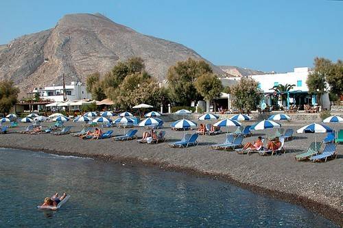 8. Biển Kamari, Hy Lạp: Kamari là một ngôi làng ven bờ biển phía Nam Santorini, nơi đây là một khu du lịch nổi tiếng với những tiện nghi như giường phơi nắng và ô dù giúp bạn thư giãn trên những bãi biển.