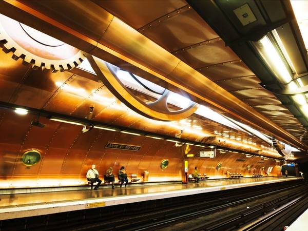 Bạn sẽ dễ dàng lạc vào thế giới tưởng tượng của Jules Verne ở ga tàu Arts Et Métiers, Paris, Pháp. Ga do nghệ sĩ tài năng François Schuiten thiết kế, với tường đồng có cửa sổ kiểu tàu ngầm và các bánh răng lớn trên trần nhà. 