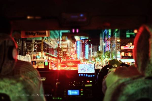 8h tối: Sau khi vui chơi thỏa thích ở Shibuya, bạn hãy thử đến Ginza - nơi những con đường rộng lớn luôn được thắp sáng bởi ánh đèn rực rỡ từ các bảng hiệu ngoài trời. Nếu bạn dư giả về tiền bạc, hãy bắt một chiếc taxi để đến Ginza. Thưởng ngoạn thành phố Tokyo rực rỡ về đêm qua ô kính của chiếc taxi sẽ là một trải nghiệm tuyệt vời.