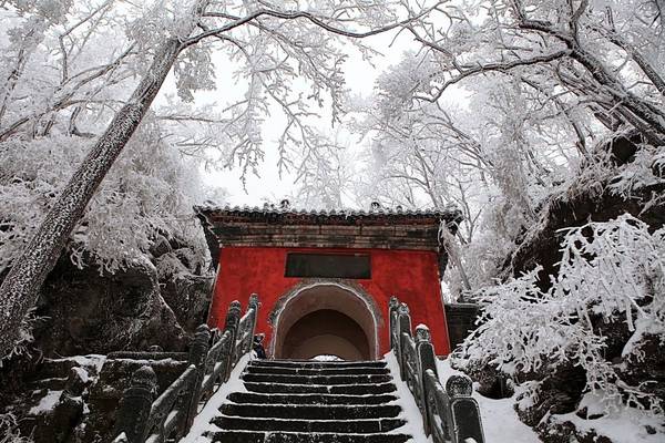 Với những ai say mê thế giới thần tiên của tiểu thuyết kiếm hiệp Kim Dung, tìm về Võ Đang trong vẻ lãng mạn, tinh khôi đầy tuyết trắng sẽ là cuộc hành trình trải nghiệm vô cùng thú vị. 