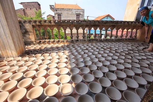 Sản phẩm của làng Kim Lan xuất hiện nhiều trên thị trường gốm sứ trong nước nhưng nghề ở đây đang có xu hướng mai một, vì khâu xây dựng thương hiệu khá yếu cũng như đường sá giao thương khó khăn.
