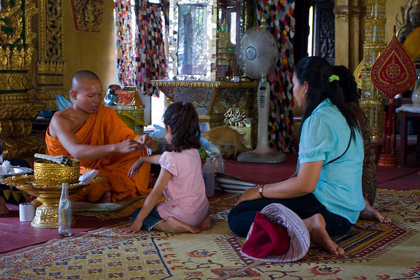 Chùa Wat Si Muang: Nằm ở giữa đường Setthathilath và Samsenthai, Wat Si Muang là ngôi chùa thể hiện rõ nhất sự kết hợp của đức tin Phật giáo và tín ngưỡng nguyên thủy của Lào. Nếu đến Vientiane, bạn có thể đến đây để làm lễ buộc chỉ cổ tay cầu may, theo phong tục truyền thống của Lào. Ảnh: flickr.com