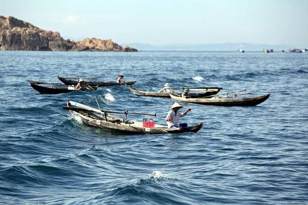 Du lịch Bình Định - Ngư dân câu cá trên biển