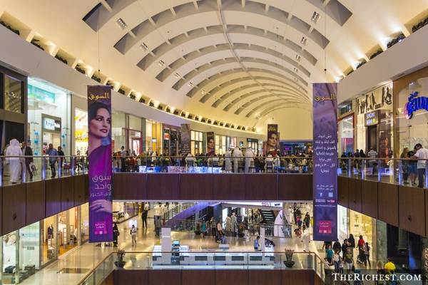Mua sắm ở Dubai Mall: Khu tổ hợp mua sắm khổng lồ này có tới hơn 12.000 cửa hàng, trong đó có nhiều thương hiệu lớn trên thế giới. Với những tín đồ thời trang, đây là cơ hội để “tậu” các món đồ hàng hiệu mới nhất. Dubai Mall còn có bể thủy sinh, vườn thú dưới nước, khu trượt băng và nhiều điểm tham quan thú vị khác.