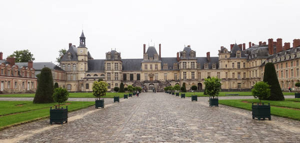 Sân trước và cung điện Fontainebleau nhìn từ cổng chính