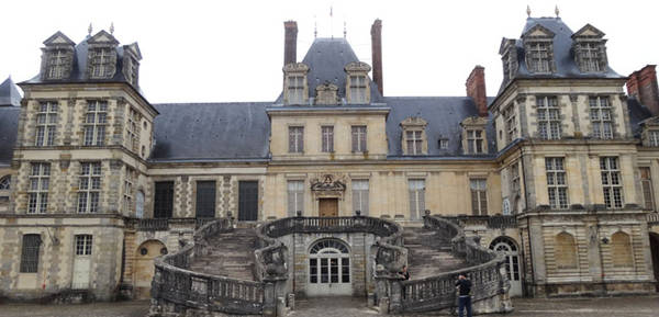 Biểu tượng của cung điện vẫn là cầu thang nổi tiếng hình móng ngựa của kiến trúc sư Jean Androuet du Cerceau