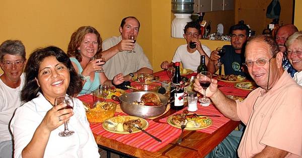Con người: Chile là một trong những dân tộc nồng nhiệt, tuyệt vời và hào phóng nhất thế giới. Họ thường tươi cười và sẵn lòng mời bạn một ly rượu, một bữa ăn. Khi tới đây, bạn nên dành thời gian trò chuyện với người địa phương để được nghe những câu chuyện thú vị. Ảnh: Sapphireoflondon.