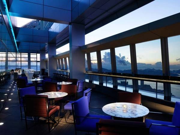 Khách sạn Ritz-Carlton tại Hong Kong là nơi đặt Ozone trên tầng 118 - quán bar cao nhất thế giới. Ở độ cao 490m so với mực nước biển, bạn sẽ ngắm nhìn được 270 độ thành phố.