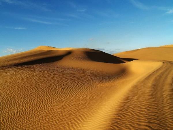Sa mạc Tengger: Sa mạc Tengger rộng 42.700 km2 nằm ở Khu tự trị Nội Mông. Điều đặc biệt là ở sa mạc này là sở hữu hơn 400 hồ nước lớn nhỏ, tạo điều kiện sinh sống cho con người và muông thú. Ảnh: Chinatravel20.com