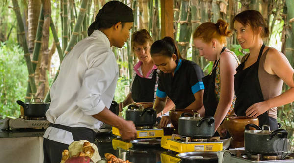 Tham gia lớp dạy nấu các món ăn truyền thống của người Khmer. Ảnh: sojournsiemreap.com