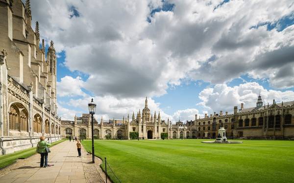 Cambridge, Anh: Nằm cách London 80 km về phía bắc, Cambridge là một thành phố có lịch sử lâu đời. Nhiều công trình được xây từ thời trung cổ như lâu đài trên Castle Hill, nhà thờ St Bene’t…
