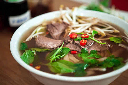 Các món ăn đa dạng và hấp dẫn: Danh tiếng ẩm thực Việt Nam được biết đến trên khắp thế giới. Hà Nội là nơi bạn có thể trải nghiệm rõ nhất điều này với phở, nem, giò chả và nhiều món ăn đường phố ngon khó cưỡng. Annapurna còn ấn tượng với nhiều nhà hàng chay ở thủ đô.