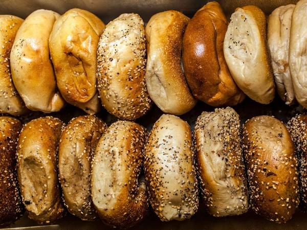 Ăn bánh mì New York: New York nổi tiếng với bánh mì nóng hổi vừa ra lò, chắc và dai. Do đó, bạn đừng bỏ lỡ cơ hội nếm thử món bánh ngon tuyệt này.