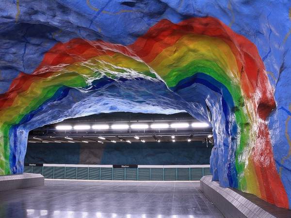 Hơn 90 ga tàu điện ngầm ở Stockholm, Thụy Điển, được trang trí với các tác phẩm điêu khắc, tranh kính... của nhiều nghệ sĩ. Một trong những ga nổi tiếng nhất là Stadion, do Enno Hallek và Ake Pallarp trang trí.