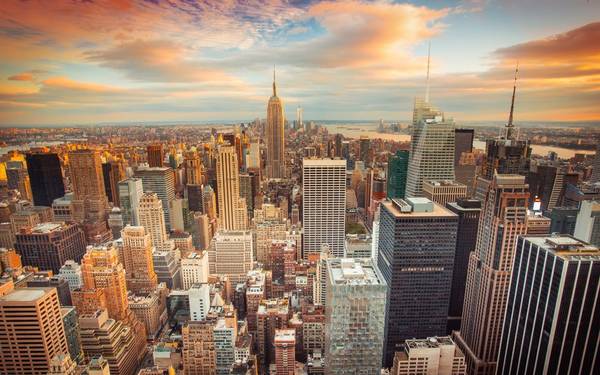 New York, Mỹ: Từ những khu căn hộ xây bằng gạch đỏ nổi tiếng trong các series phim truyền hình như Friends đến những tòa nhà chọc trời như Empire State Buiding hay đài quan sát One World mới mở, New York là một thành phố sôi động và nhiều màu sắc.