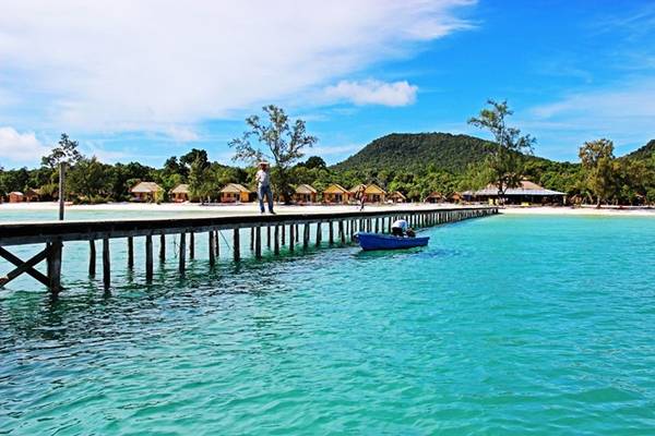 <strong>Koh Rong Samloem (đảo Khỉ)</strong> là hòn đảo đẹp nhất  Sihanoukville, cách đất liền khoảng 2 giờ đi tàu. Trên đảo có một làng chài, ba bãi biển chính và nhiều bãi biển phụ. Ảnh: Duengskok.