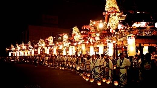 Lễ Obon của Nhật Bản - bắt nguồn từ phong tục của người theo Phật giáo, là dịp để cầu nguyện cho linh hồn của tổ tiên. Trong những ngày này, người Nhật dù đang ở xa cũng tề tựu đông đủ, thăm hỏi ông bà, cha mẹ và viếng mộ người thân. Lễ hội này đã có tại Nhật Bản hơn 500 năm và gắn liền với điệu múa truyền thống gọi là Bon-Odori.