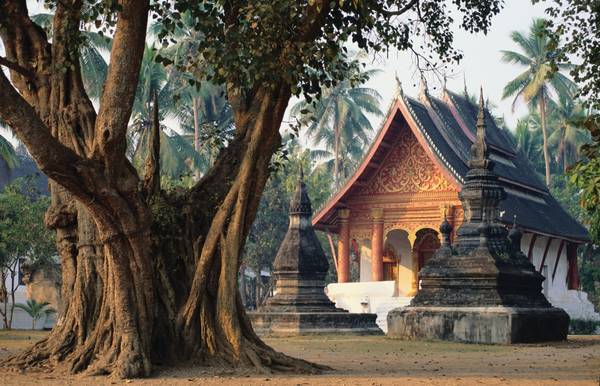 Wat Wisunarat là một trong những ngôi chùa cổ nhất ở Luang Prabang, nằm trong danh sách di sản văn hóa thế giới. Ảnh: asianwaytravel.com