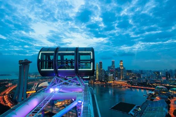 Singapore Flyer là vòng xoay cao 164 m so với mặt đất, cho phép du khách ngắm toàn cảnh thành phố. 