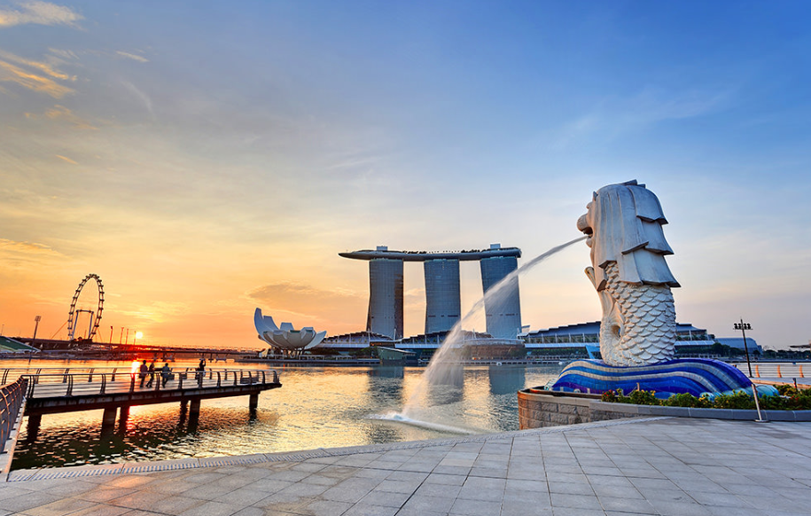Công viên Sư tử biển – Merlion Park là một thắng cảnh nằm bên bờ vịnh Marina, ở One Fullerton gần Khu Trung tâm Thương mại (CBD). Do có tầm nhìn rộng lớn bao quát thành phố, công viên bờ sông này đã trở thành một thắng cảnh thu hút hàng triệu du khách ghé thăm mỗi năm khi đến du lịch Singapore. Ảnh: Singapore-guide.com