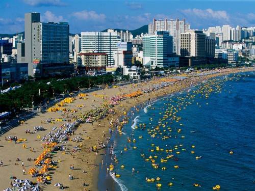 <strong>Hóng gió trên bãi biển Haeundae: </strong> Busan có 6 bãi biển rất dễ tiếp cận, trong đó Haeundae nổi tiếng đông đúc với nhiều khách sạn hạng sang, casino, thủy cung... Người dân Hàn Quốc thường đổ về đây vào mùa hè và tự tìm cho mình một chỗ trống trên bãi biển để tận hưởng không gian mát lạnh. Đây cũng là nơi tổ chức nhiều hoạt động văn hóa và lễ hội hấp dẫn ở Hàn Quốc.