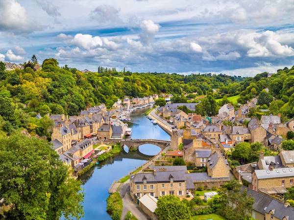 Dinan là thị trấn đẹp như tranh vẽ ở Brittany, Pháp, nhìn xuống dòng sông Rance. Ảnh: Shutterstock/Canadastock.