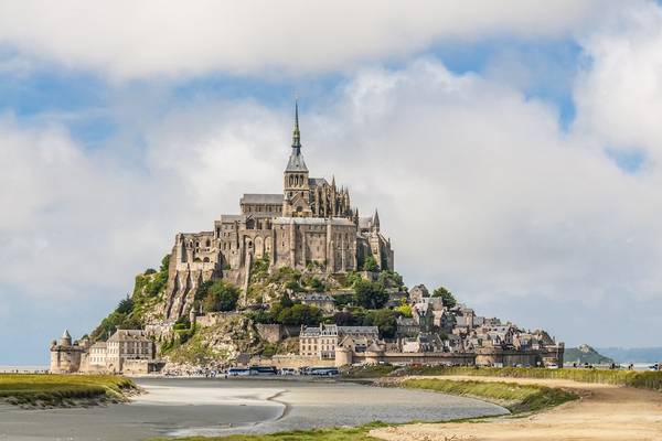 1. Normandy, Pháp: Ngoài khung cảnh và kiến trúc đẹp như trong cổ tích, Normandy còn là nơi xuất phát của Tour de France 2016 và nơi tổ chức lễ hội Triannual Impressionist, đem lại màu sắc văn hóa đặc trưng cho vùng.