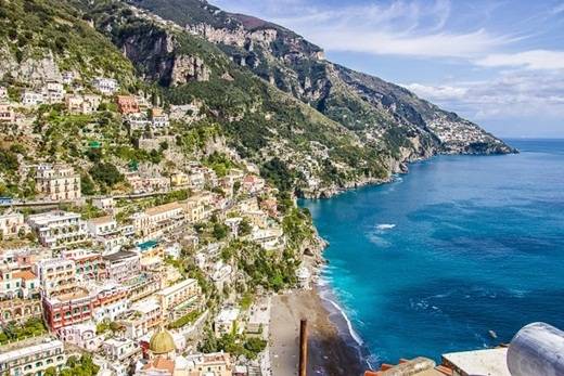 Tọa lạc ở bờ biển Amalfi ở phía nam của Naples, thị trấn nhỏ này là một kho báu thực sự.