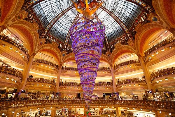 8. Thiên đường của các tín đồ shopping: Các khu mua sắm ở Boulevard Haussmann - Galéries Lafayette, Printemps trở nên lung linh vào dịp Giáng sinh. Còn ở Fauchon và Hédiard có 2 khu mua sắm lộng lẫy nhất châu lục. Đồ trang sức ở Place Vendôme hay đồ thời trang ở Avenue Montaigne không đâu sánh bằng.