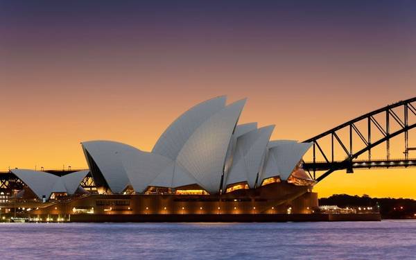 17. Nhà hát Opera Sydney (Australia): Công trình biểu tượng của Australia được khởi công từ năm 1959 và hoàn thiện năm 1973, với tổng chi phí 74 triệu USD vào thời điểm đó. Được thiết kế bởi kiến trúc sư Jorn Utzon, các cánh buồm được lát hơn một triệu viên ngói trắng.
