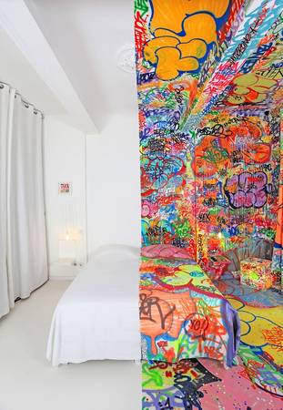 Căn phòng mang tên Panic Room tại khách sạn Au Vieux Panier ở Marseille, Pháp