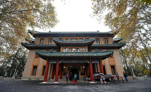 Từ khi được mở cửa vào tháng 10/2013, cung điện Mỹ Linh trở thành một trong những điểm du lịch hấp dẫn của Trung Quốc, hàng năm thu hút hàng triệu du khách tới tham quan từ khắp mọi nơi trên thế giới. Ảnh: Amusing.