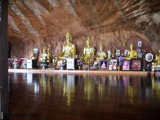 Bên trong hang động là căn gác gỗ dành cho các vị sư ở Isaan. Wat Phu Tok là một ngọn núi thanh bình, thu hút hàng ngàn tín đồ Phật giáo khắp Thái Lan vượt đường xa đến đây để tham gia thiền.