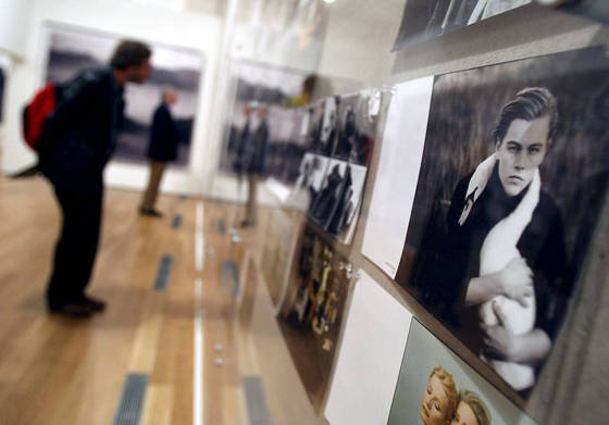 Triển lãm cá nhân Annie Leibovitz: A Photographer’s Life 1990–2005 diễn ra từ ngày 18–4–2014 đến 19–10–2014 tại Bảo tàng ArtScience, Marina Bay Sands, Singapore. Giá vé: người lớn: 15 đô-la Singapore (khoảng 255.000 đồng), người trên 65 tuổi: 14 đô-la Singapore (khoảng 238.000 đồng), trẻ em: 9 đô-la Singapore (khoảng 153.000 đồng).