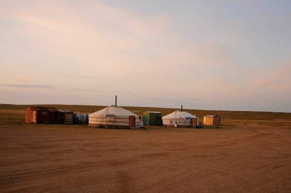 Nhà lều của người Mông Cổ còn gọi là Ger có truyền thống từ hàng nghìn năm qua. Đặc điểm của chúng là tiện lợi, nhẹ nhàng cho di chuyển, chống lạnh lại thân thiện với môi trường và có khả năng chống chọi cả với gió bão.