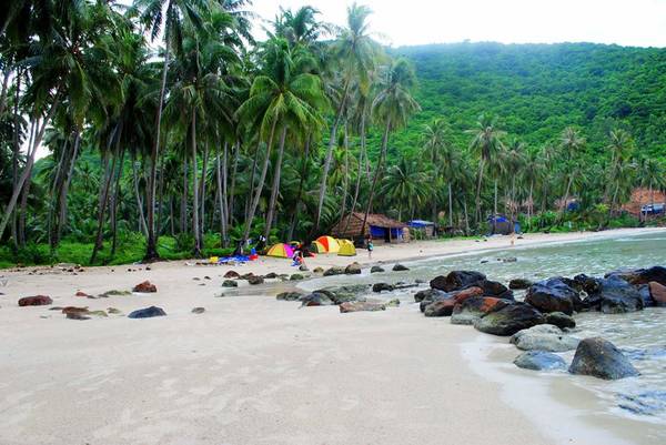 Cắm trại là một trải nghiệm thú vị ở đảo Nam Du. Ảnh: foody.vn