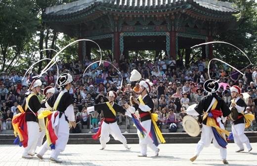 Tại Hàn Quốc, vào buổi sáng ngày lễ Chuseok, các món ăn được chuẩn bị từ nguyên liệu tươi thu thập trong vụ mùa với cách bày biện đẹp mắt để làm lễ Charye tạ ơn tổ tiên (lễ cúng gia tiên). Sau Charye, các gia đình đến viếng mộ tổ tiên và tham gia vào nghi thức nhổ cỏ mọc trên gò chôn cất. Qua hoàng hôn, mọi người thường đi dạo và ngắm vẻ đẹp của trăng tròn mùa thu hoạch hoặc chơi các trò chơi dân gian như Ganggangsullae (điệu nhảy vòng tròn của Hàn Quốc).