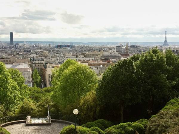 Nhắc đến Paris, các du khách thường tìm đến tháp Eiffel để có được điểm nhìn đẹp. Tuy nhiên, những ai không ưa chỗ đông người có thể đến Parc de Belleville - khu vườn cao nhất thủ đô nước Pháp, và cũng là một trong số ít những vườn nho còn sót lại của thành phố. Những điểm quan sát tại đây sẽ giúp du khách thấy được toàn cảnh thành phố ánh sáng từ không gian tự nhiên hơn.